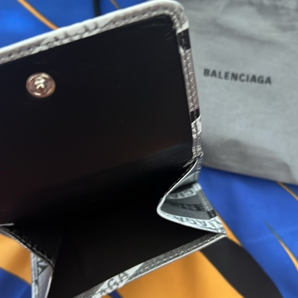 Authentic Preloved BALENCIAGA LOGO MINI TRIFOLD WALLET LEATHER MADE IN ITALY - Picture 7 of 12